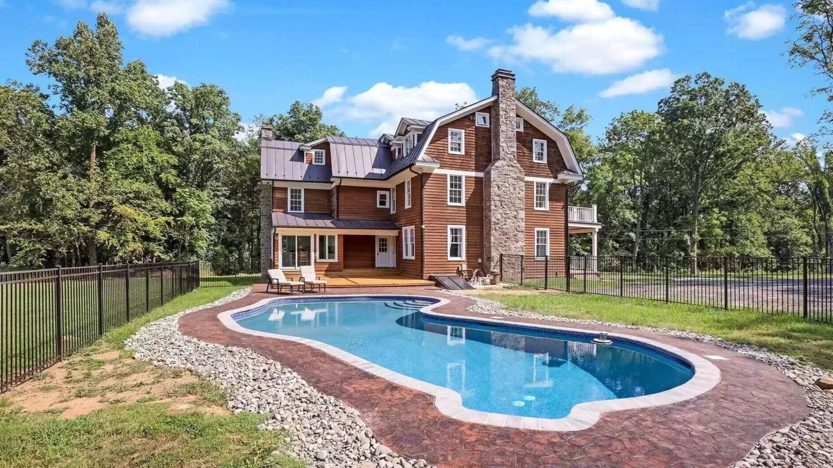 Bluemont House | 6 Bedroom Farmhouse Owned by Bear Chase