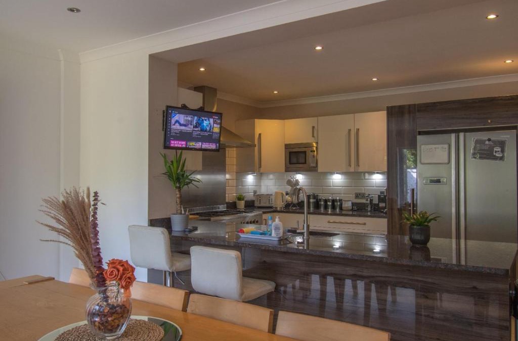Luton House | 6 Bedroom Holiday Home with Hot Tub & Garden