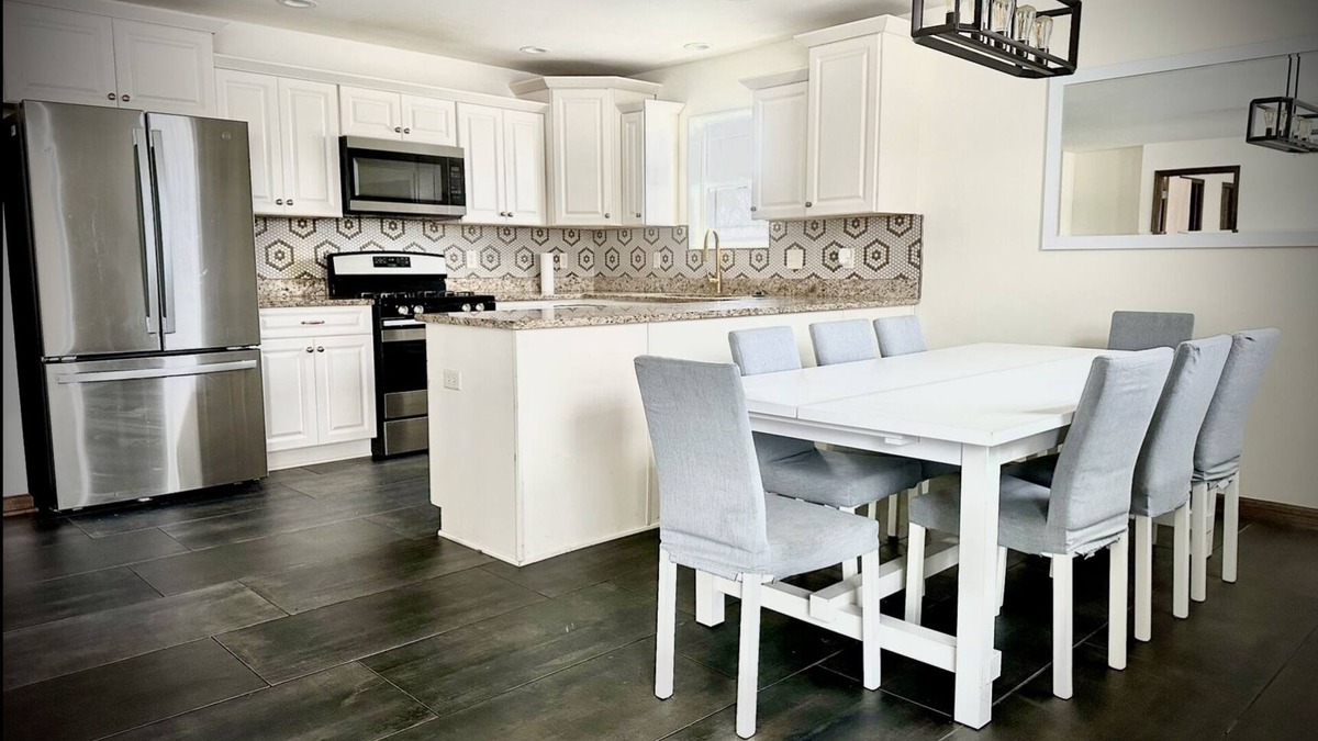 Hudson Lake House | 6 Bedroom Home -Huge back yard-30 minutes to ND!