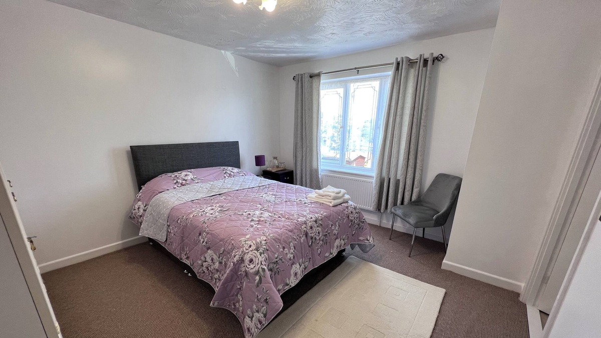 Corby House | 6 Bedroom House Air BnB reasonable distance from the town center & train station