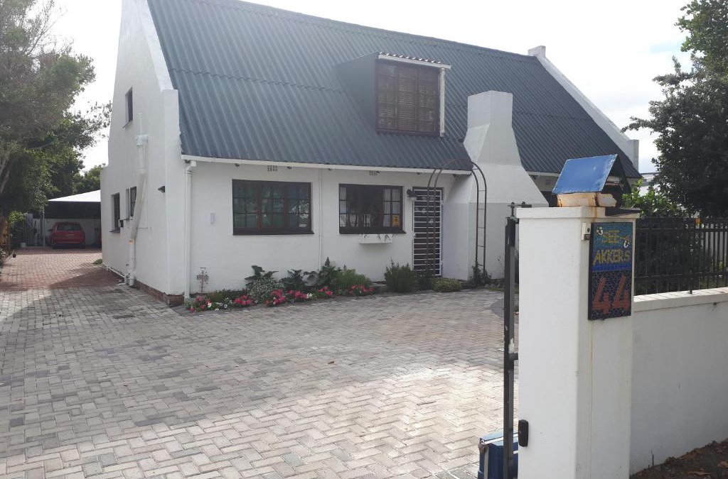 Sandbaai Apartment | 6 bedroom house and cottage