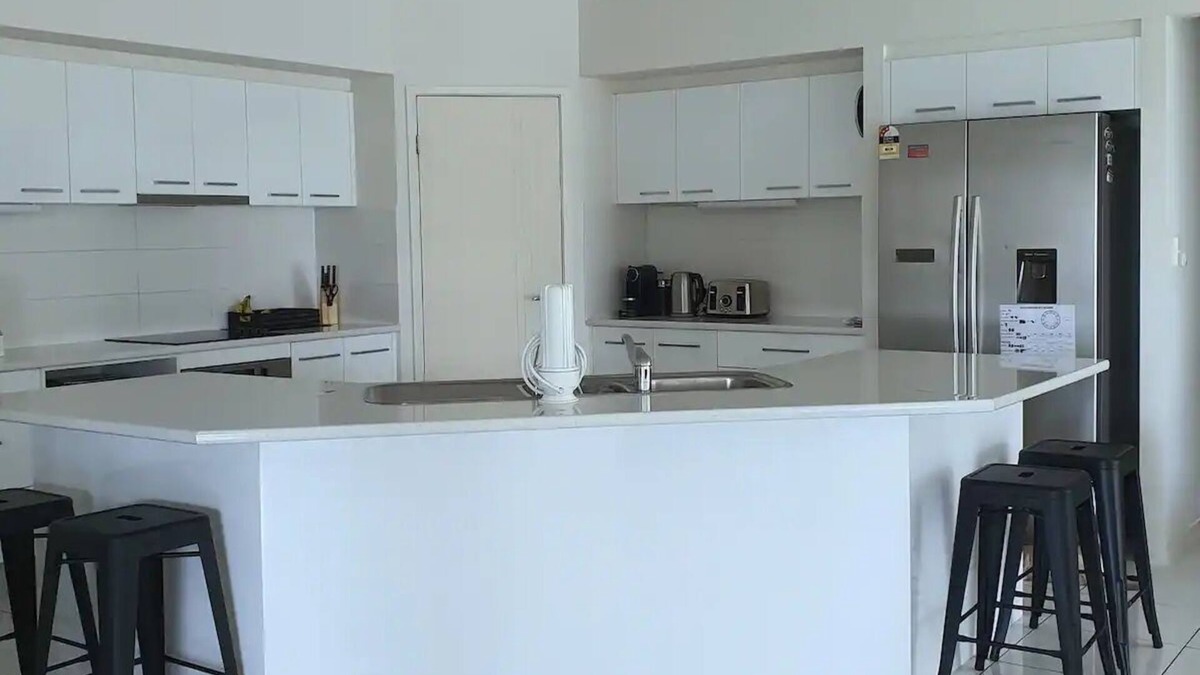 Wondunna House | 6 Bedroom Modern Home + Pet Friendly! Sleeps 14