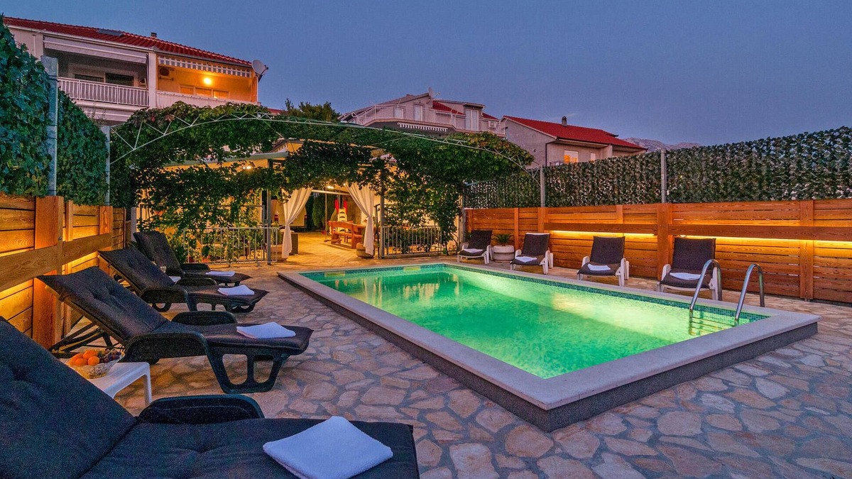 Kamen House | 6 bedroom nice home in Zrnovnica