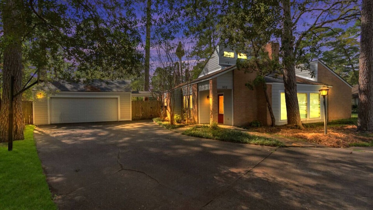 Kingwood Apartment | 6-Bedroom Retreat, Pool & Spa: 20 Min Downtown GB