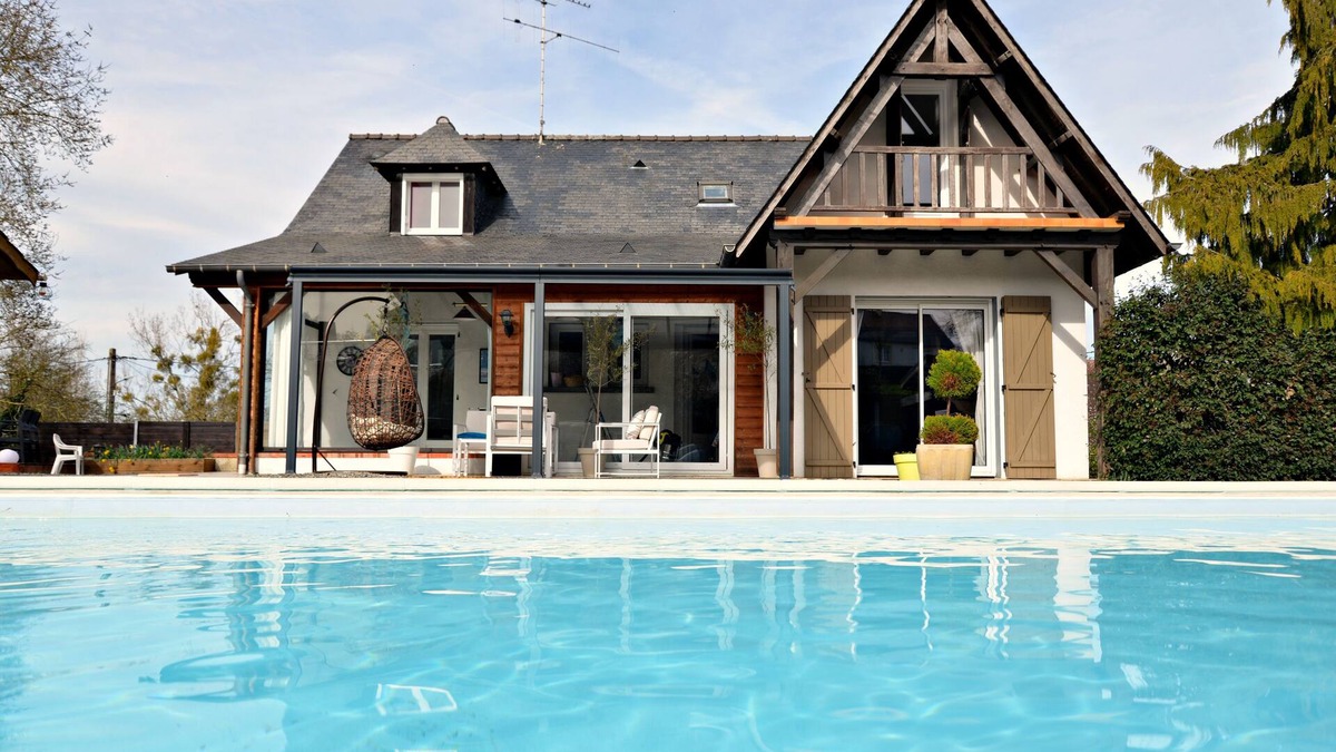 Bouessay House | 6 bedroom vacation home with swimming pool - La Belle Rochette