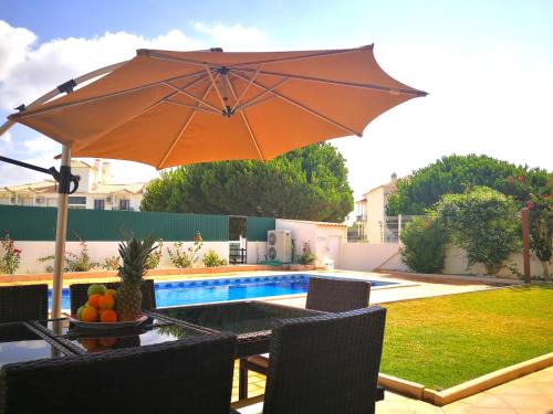 Olhos D'Agua Villa | 6 Bedroom Villa Brady Private with pool and garden