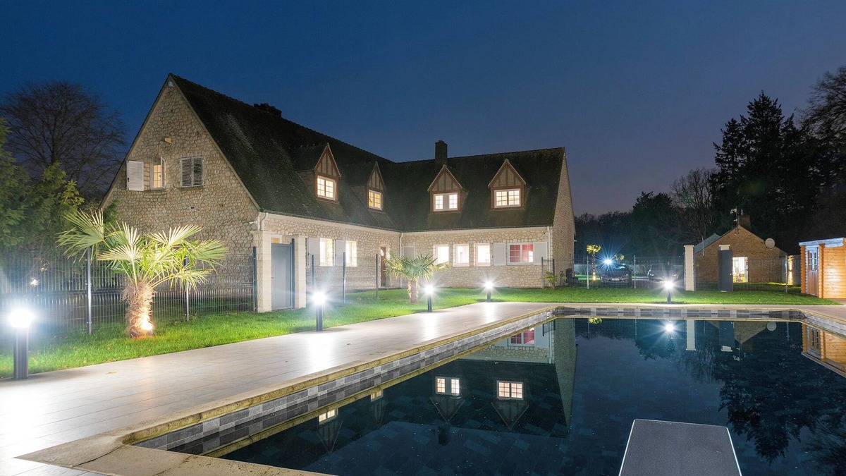 Auvernaux Villa | 6 bedroom villa with swimming pool