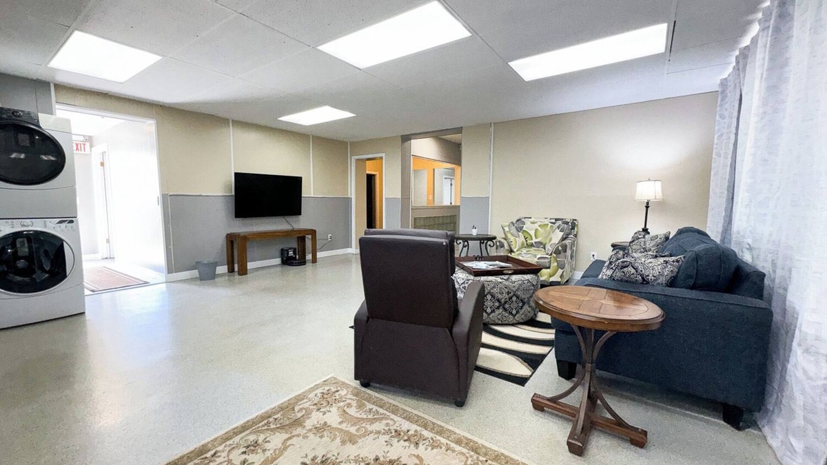Anchor Bay Harbor House | 6-Bedrooms, 1.5-Bath Ranch Style Unit