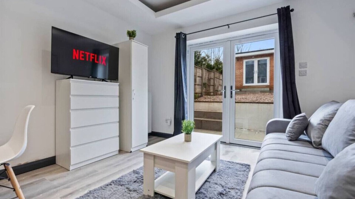 Banbury House | 6 Bedrooms 4 Bathrooms House in Great Location