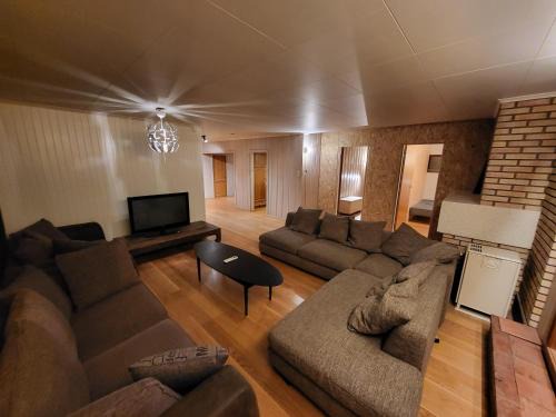 Skedsmo Apartment | 6 Bedrooms, 8 Guest Apartment in Kjeller Lillestrøm - 5mins from Lillestrøm Station, 3 mins to OSLOMET