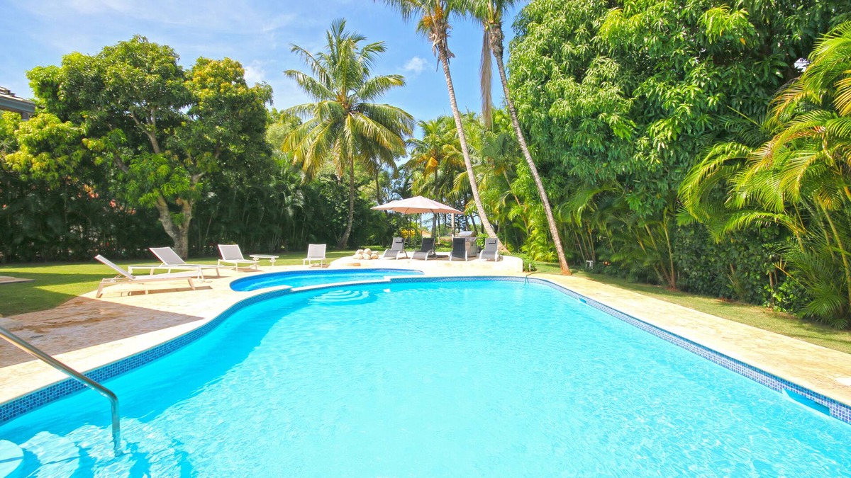 Los Lagos Villa | 6 bedrooms - Full AC- Full staff- 3 golf carts- Steps to beach