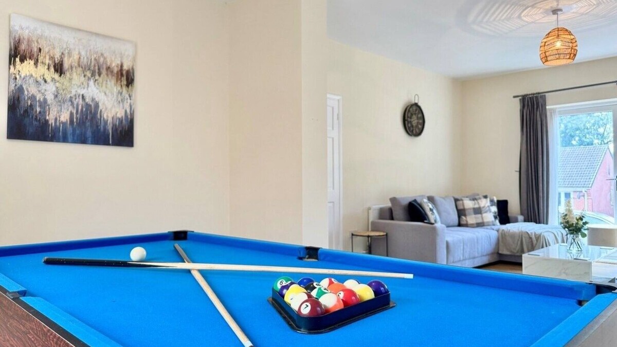 Sutton-in-Ashfield House | 6 Bedrooms | Pool Table | Free Parking | 12 beds
