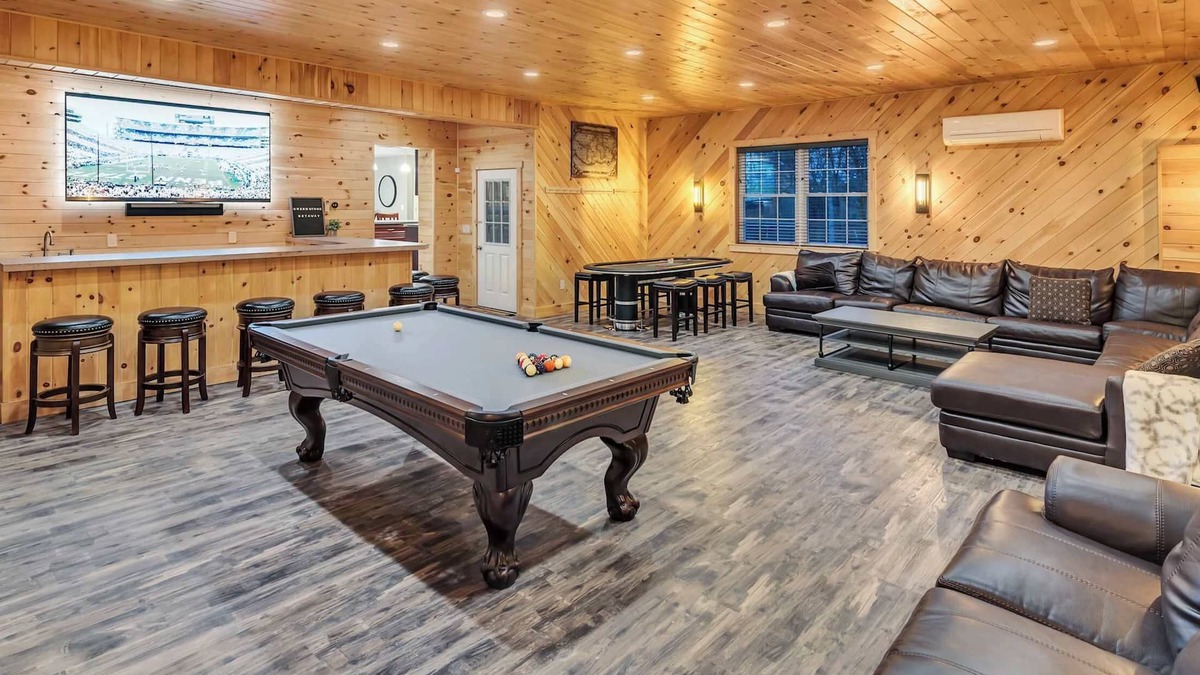 Rowland House | 6 Bedrooms + Hot Tub + Game Room + Movie Theater