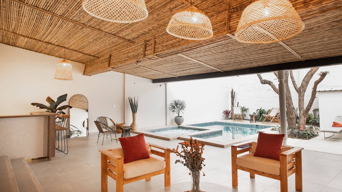 El Poblado House | 6 Bedrooms House near Tourist Spots with backyard, Bar, Jacuzzi and heated pool