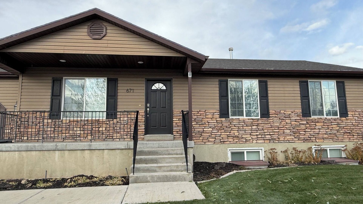 Smithfield House | 6 bedrooms, sleeps 16, Hot Tub, Theater and game Rooms, Newly Renovated.