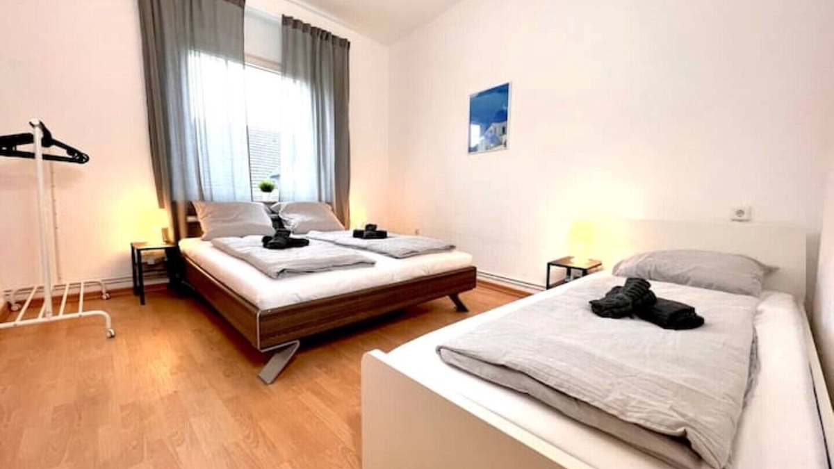 Hagen Apartment | 6 beds with double bed, 4min to the A45, balcony, central Hagen Süd, free parking