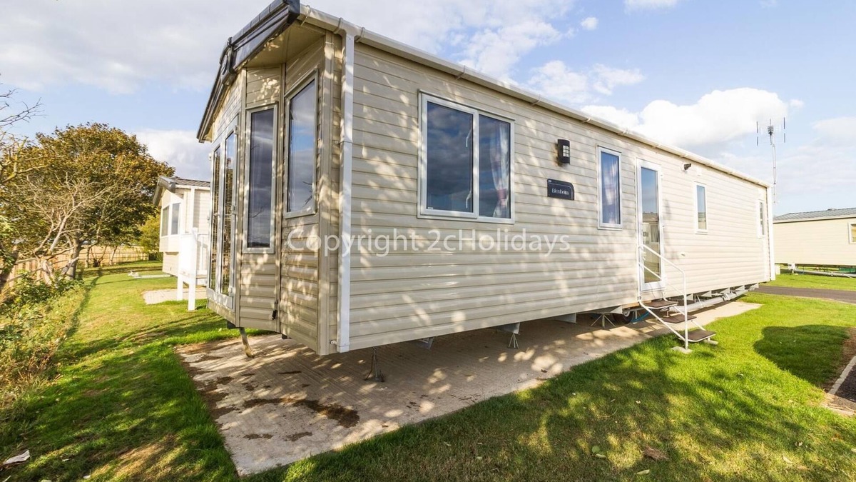 Clacton-on-Sea House | 6 berth caravan for hire at Seawick Holiday Park by the beach ref 27011HV