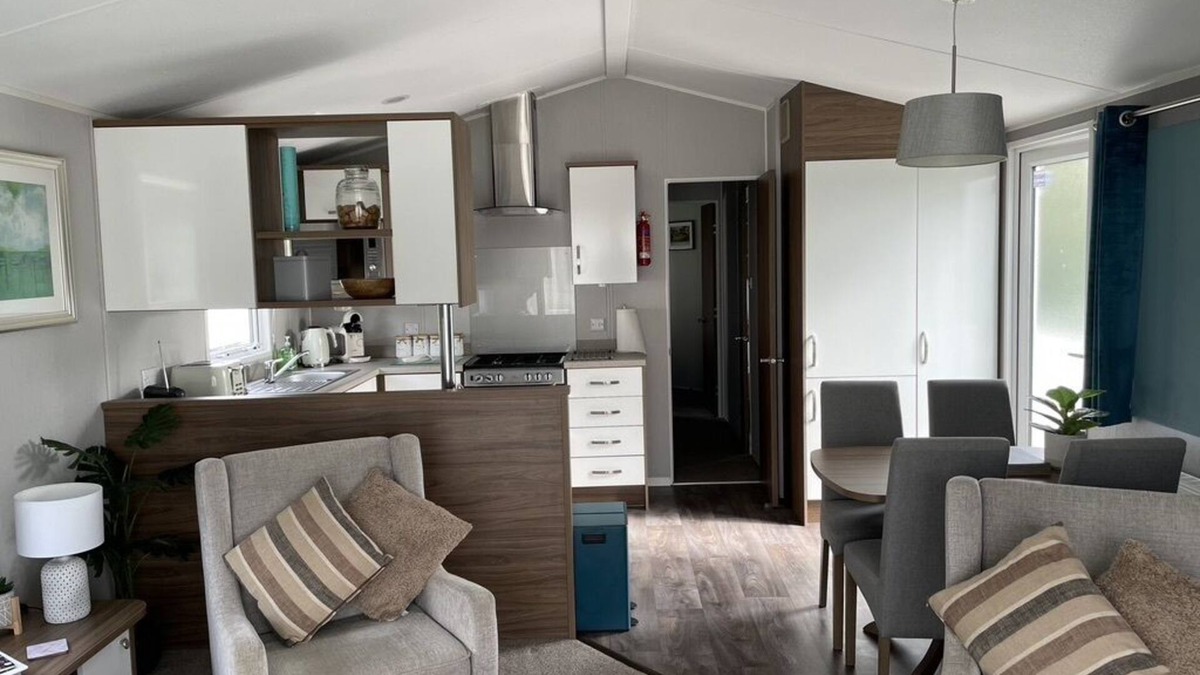 Hopton House | 6 Berth Comfy Homely Caravan, Dog Friendly