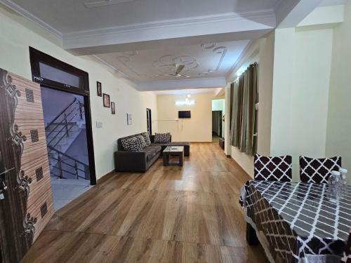 Alambagh Apartment | 6 BHK in Krishna Nagar Lucknow LKO6BHK 401l&402R