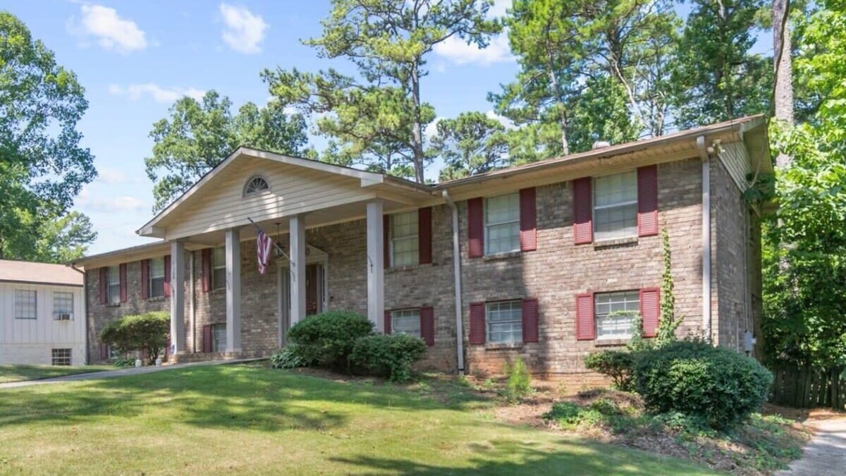 New Castle House | 6 BR & 20 Mins to Downtown! Pool- Monterey Maison