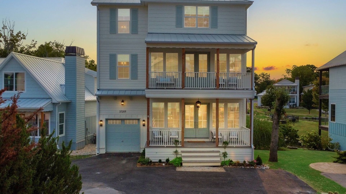 Vinita House | 6 Br, 7.5 Ba Luxurious Lake Getaway, Sleeps 22