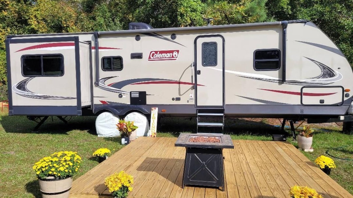 Loris House | 6 golf courses within 20 minutes, 30 foot camper with deck, firepit & BBQ