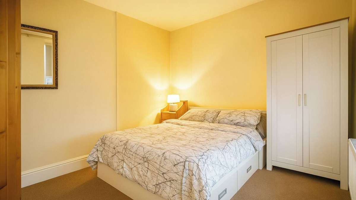 Newton Apartment | 6 Guests-Free Public Parking-5 Min to Beach