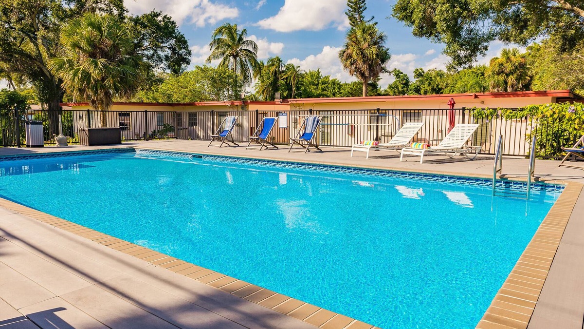 Edgewood Apartment | #6 Heated Pool, Private Patio & Grill, 1BR+sunroom