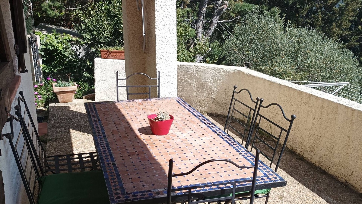 Carnoux-en-Provence Apartment | 6 km from Cassis, 20 from Marseille garden level villa: Carnoux. Nice view