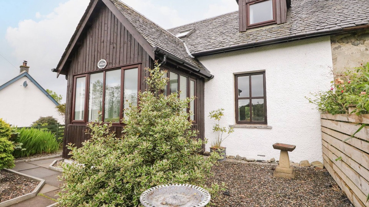 Arisaig Cottage | 6 LOWLANDS, pet friendly, country holiday cottage in Arisaig