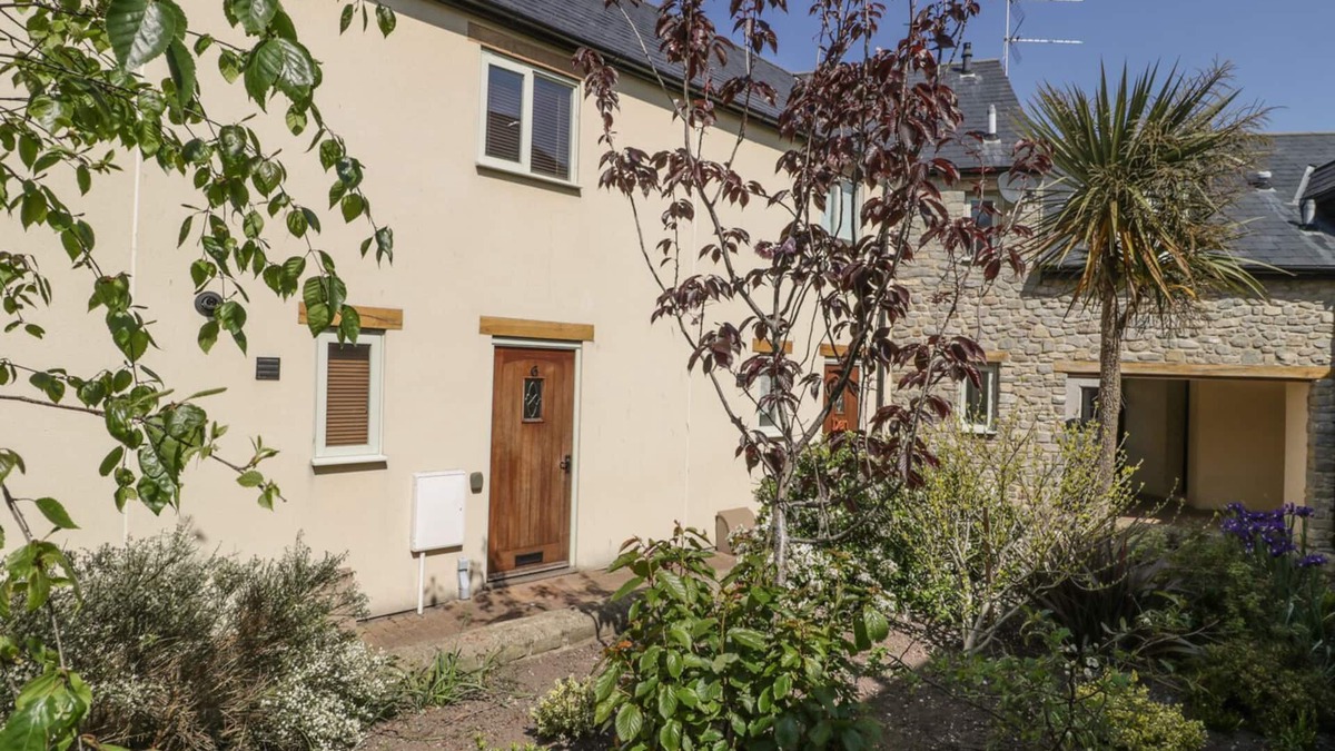 Watchet Cottage | 6 MALTHOUSE COURT, pet friendly, country holiday cottage in Watchet