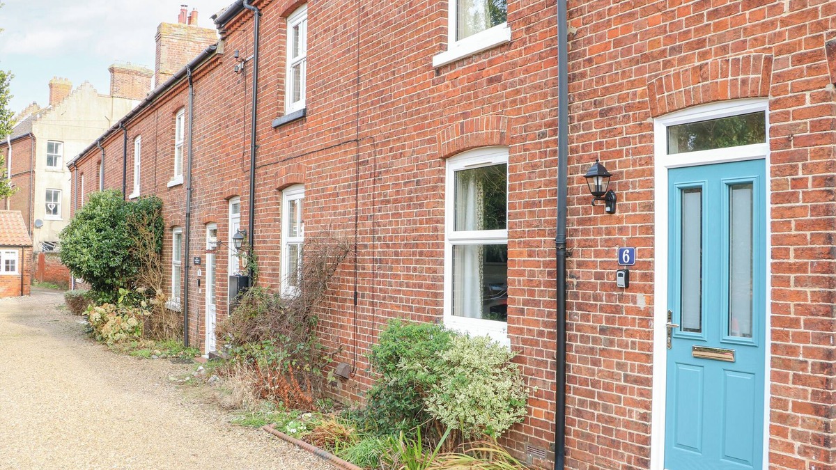 East Runton Cottage | 6 MELINDA COTTAGE, family friendly, with a garden in East Runton