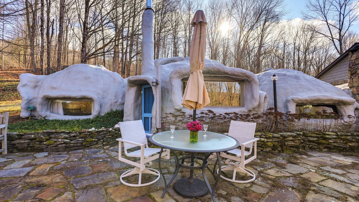 Sandgate Cottage | < 6 Mi to Arlington: 'Whimsical Stone Abode!'