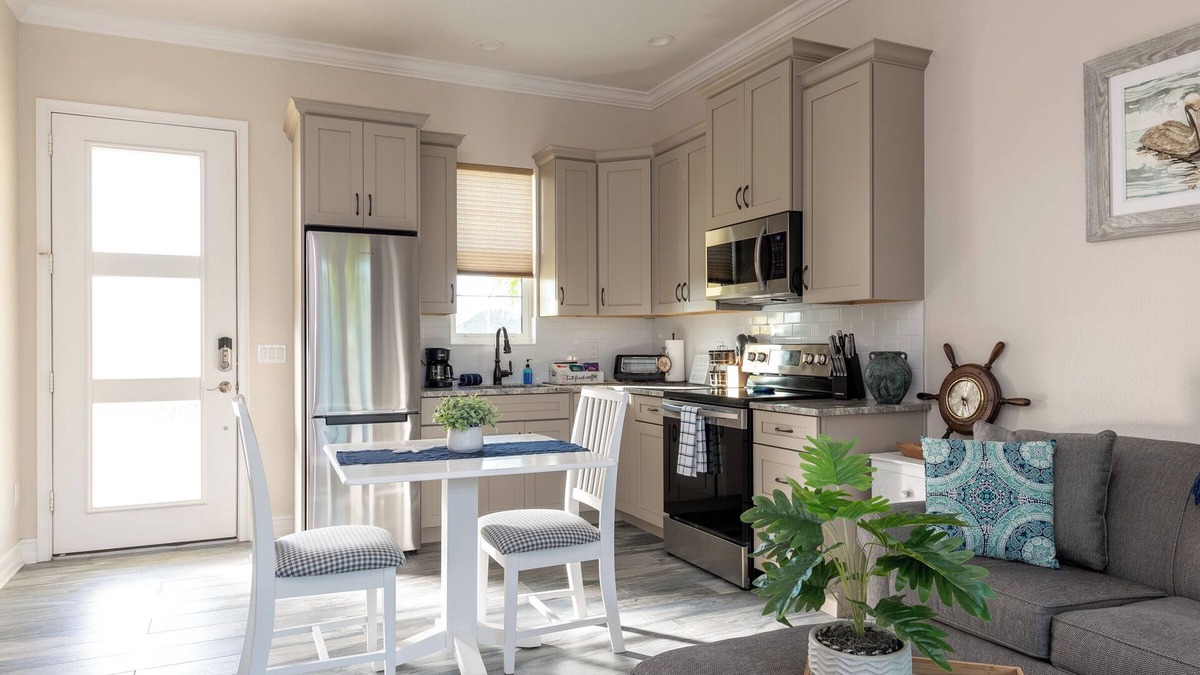 Englewood East Apartment | -6 Mi to Beach-SmartTV-Lanai-Washer/Dryer-PRIVATE-