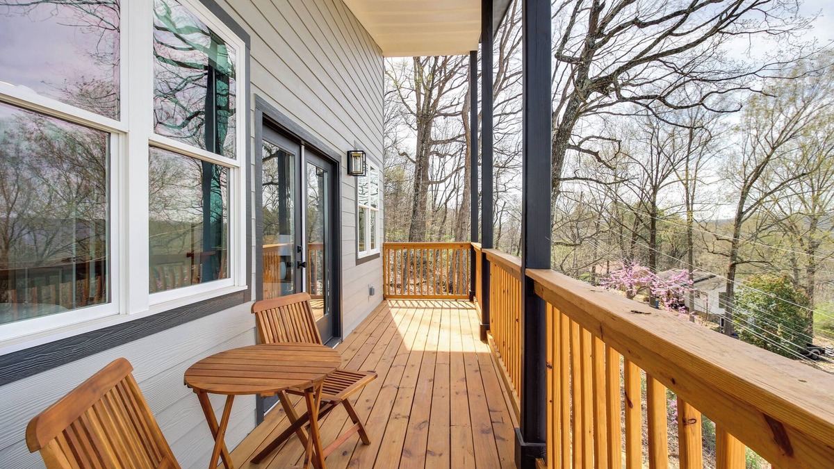 Rossville Cottage | 6 Mi to Chattanooga: Home w/Balcony & Dtwn Views!