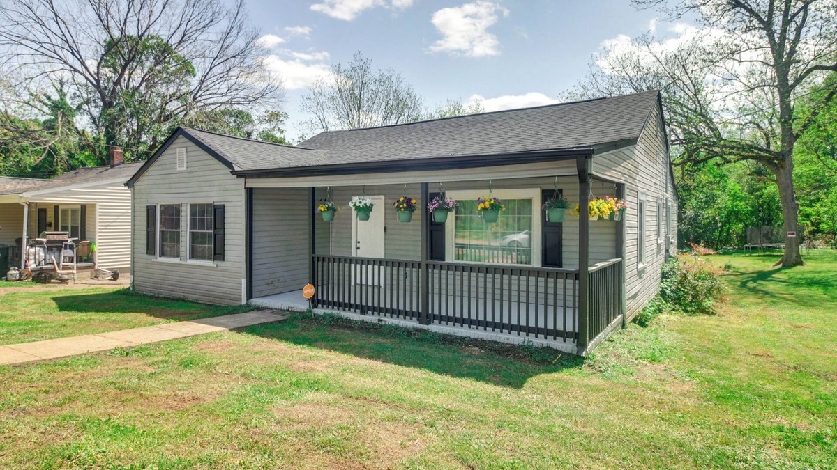 Kings Mountain House | 6 Mi to Crowders Mountain: Peaceful Home w/Porch