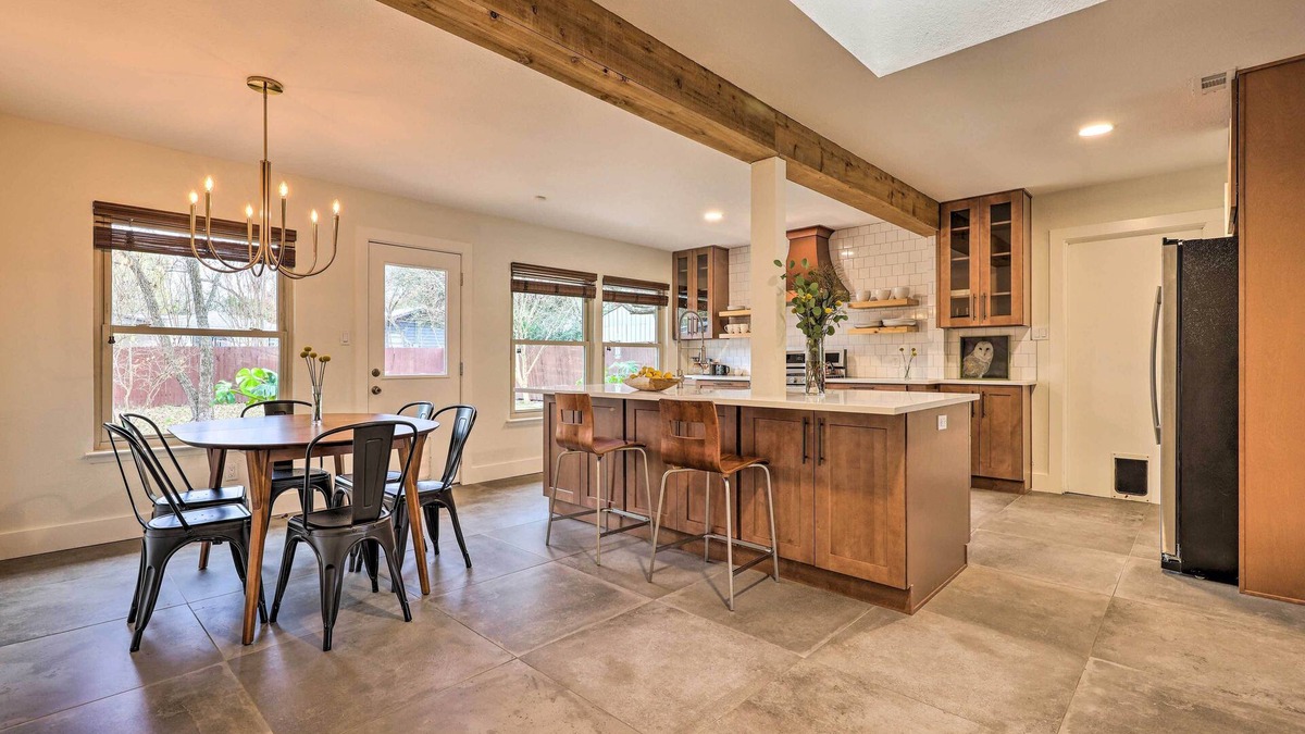 Austin House | 6 Mi to Dtwn Austin: Home w/Screened Porch & Yard