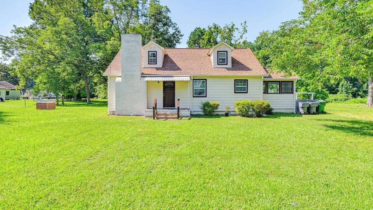 Hidden Valley House | 6 Mi to Dtwn: Charming Home w/Yard in Charlotte