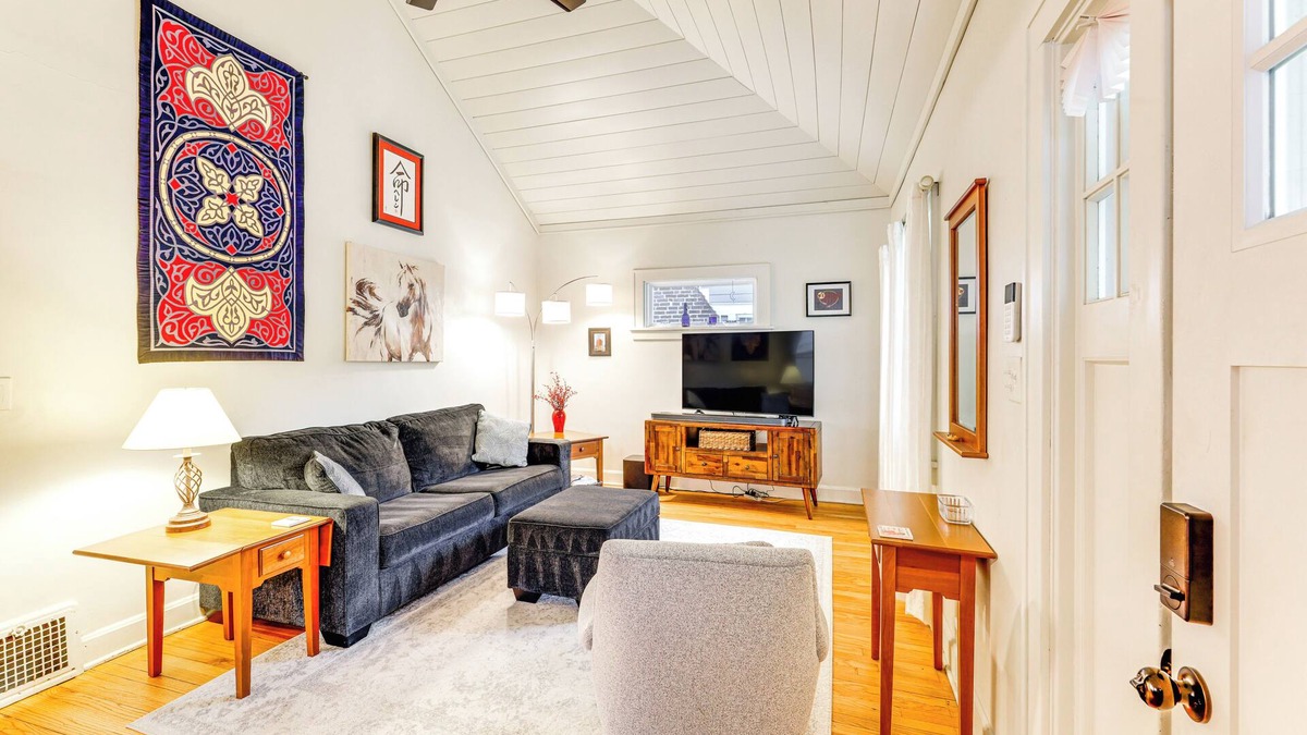 South Kansas City House | 6 Mi to Dtwn: Home w/Deck & Yard in Kansas City