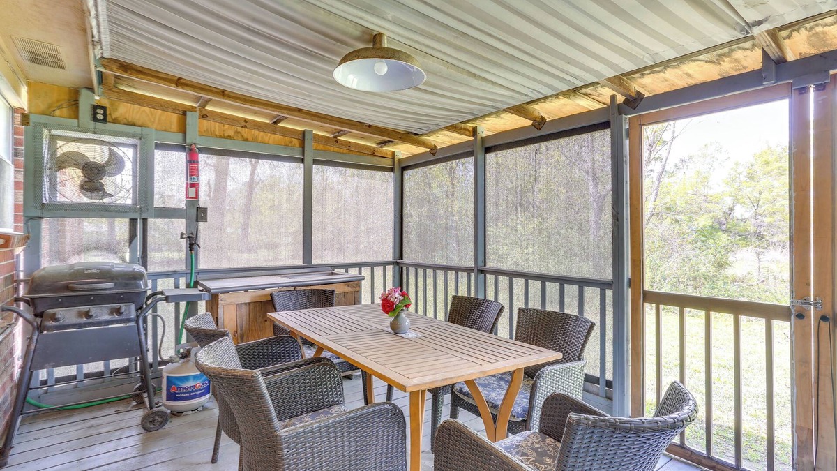 Lufkin House | 6 Mi to Ellen Trout Zoo: Family Home w/Yard!