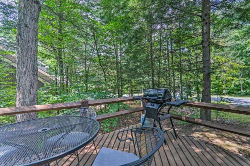 White Haven House | 6 Mi to Lake Harmony Quiet Getaway with Deck!