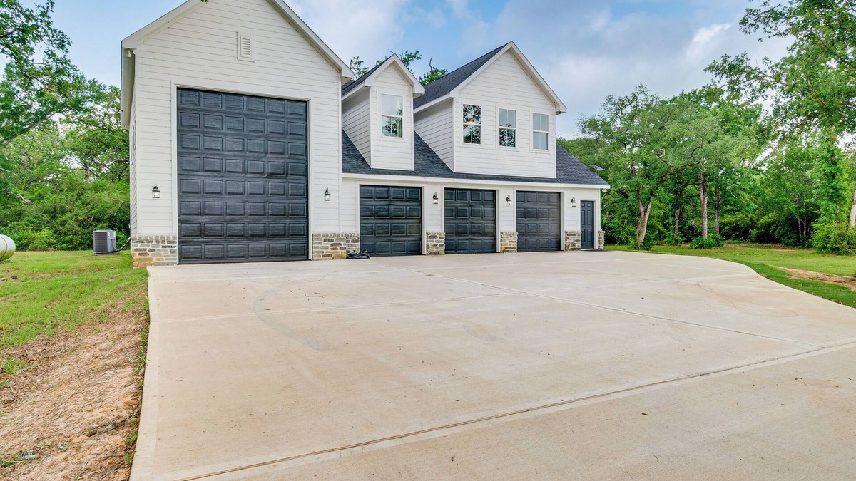 Somerville House | 6 Mi to Lake Somerville: Barndominium on 20 Acres