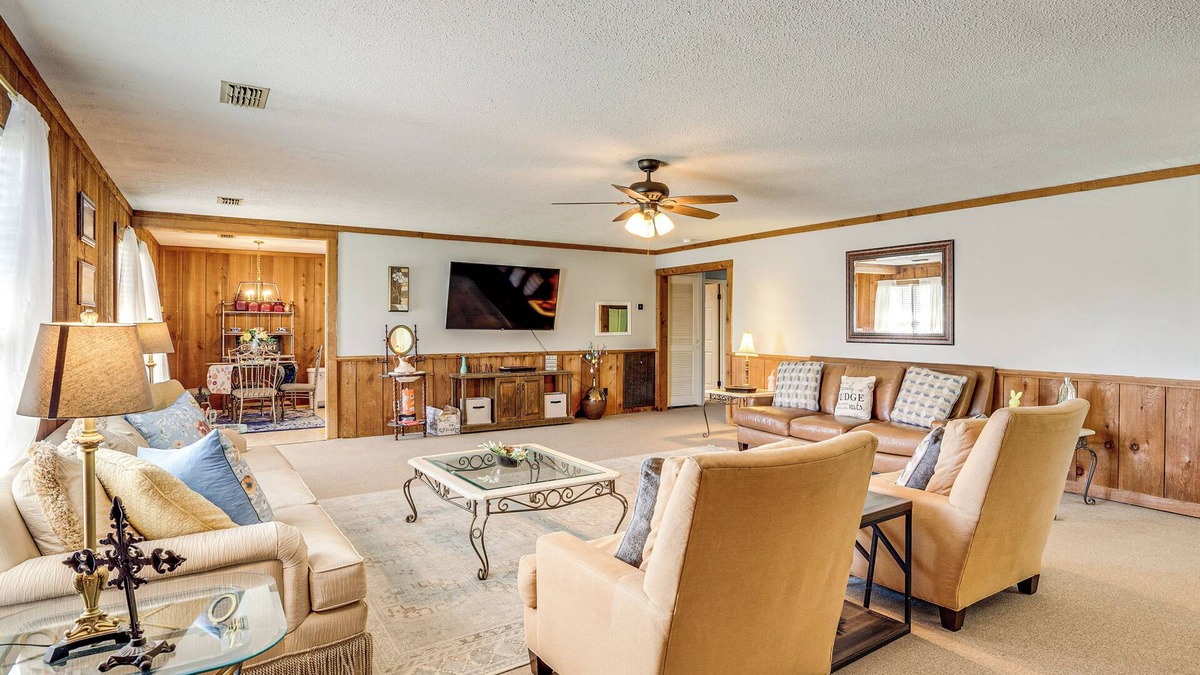 Hollywood Apartment | 6 Mi to Scottsboro: Pet-Friendly Cabin Apt