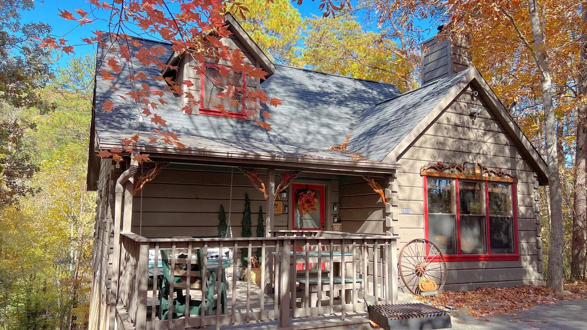 Gatlinburg - Pigeon Forge Cabin | 6 miles from Dollywood🎢 HotTub cozy/wooded setting couples/family friendly!