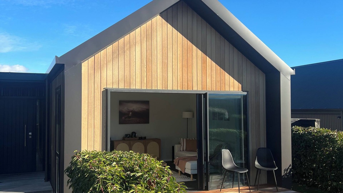 Kawarau Falls Apartment | 6 minutes from Queenstown airport - a modern & stylish retreat