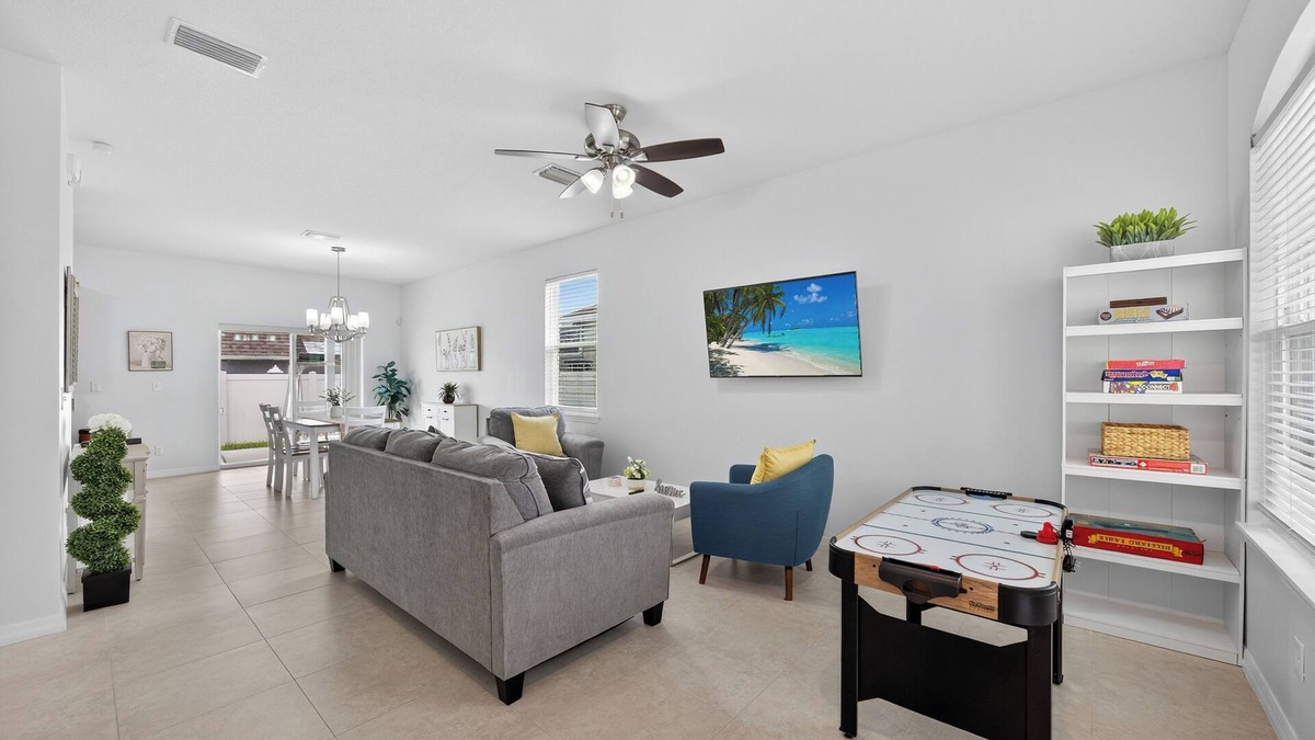 Tampa House | 6 minutes from Raymond James Stadium 15 minutes from Busch Gardens.