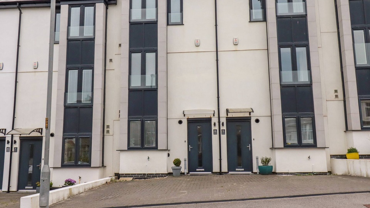 Newquay City Centre Cottage | 6 OCEAN HEIGHTS, pet friendly, country holiday cottage in Newquay