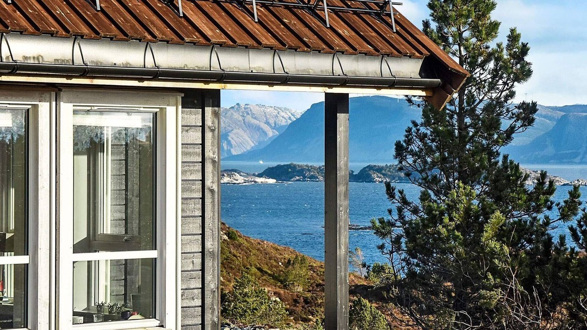 Florø House | 6 person holiday home in Kalvåg