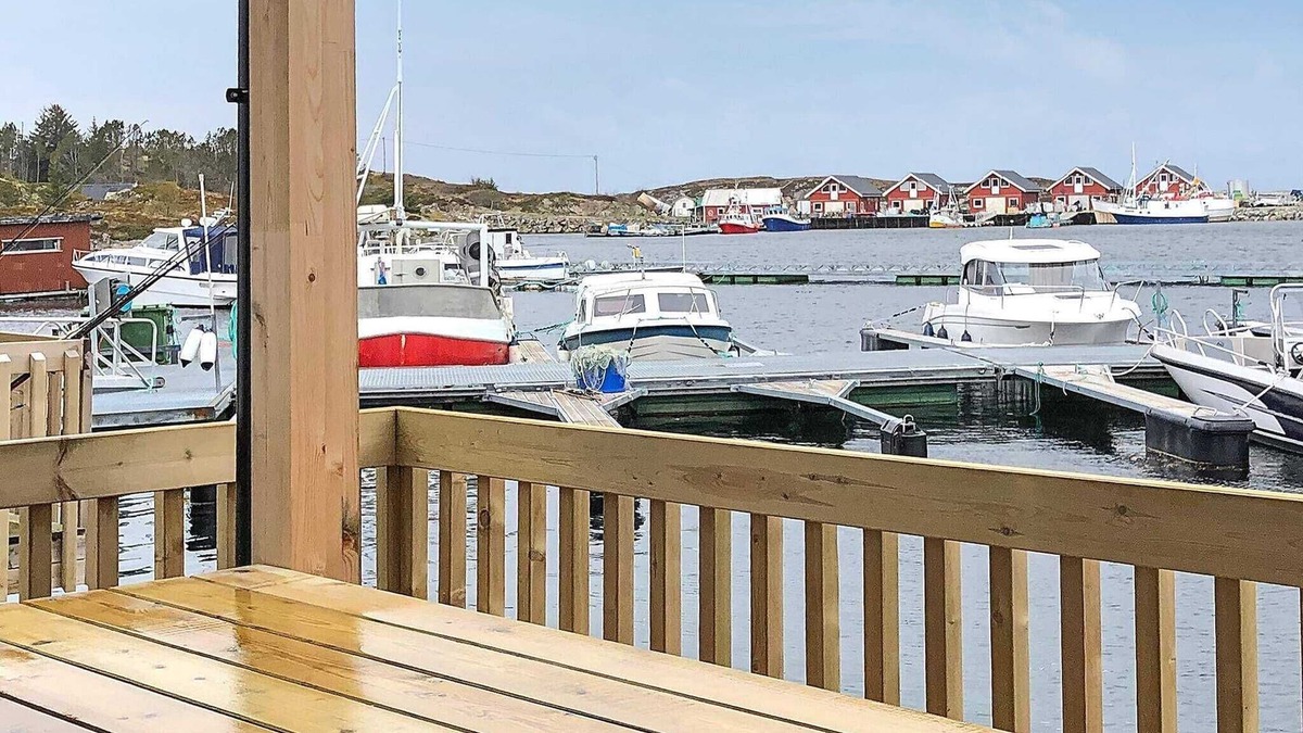 Dyrvik House | 6 person holiday home in Kverva