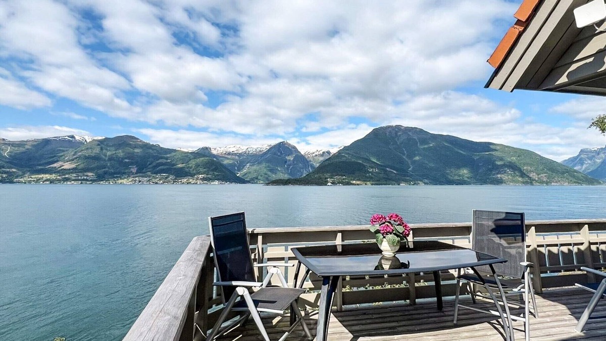 Leikanger House | 6 person holiday home in Leikanger